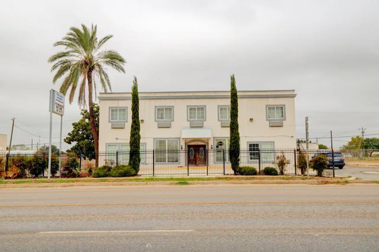 Hotel Dilley Grand Extérieur photo