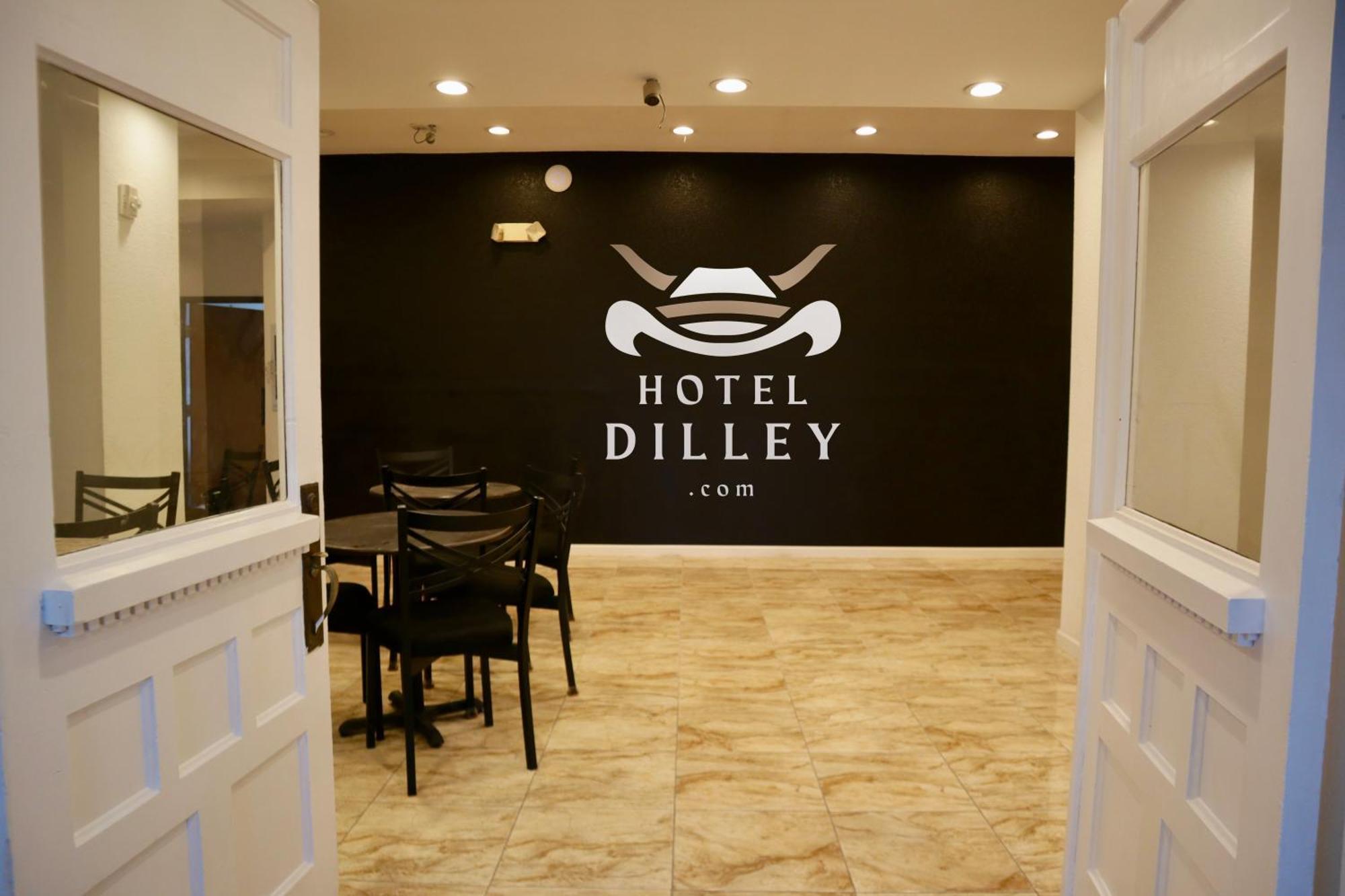 Hotel Dilley Grand Extérieur photo