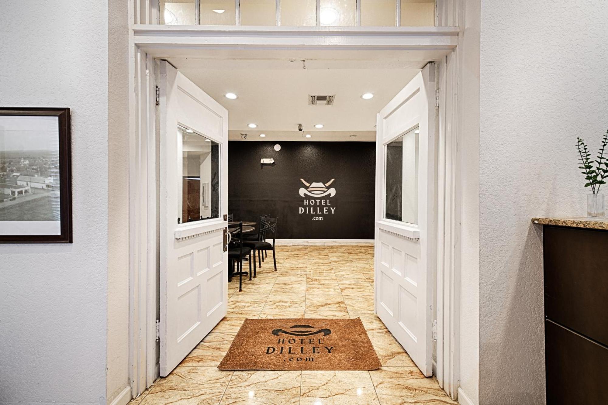 Hotel Dilley Grand Extérieur photo
