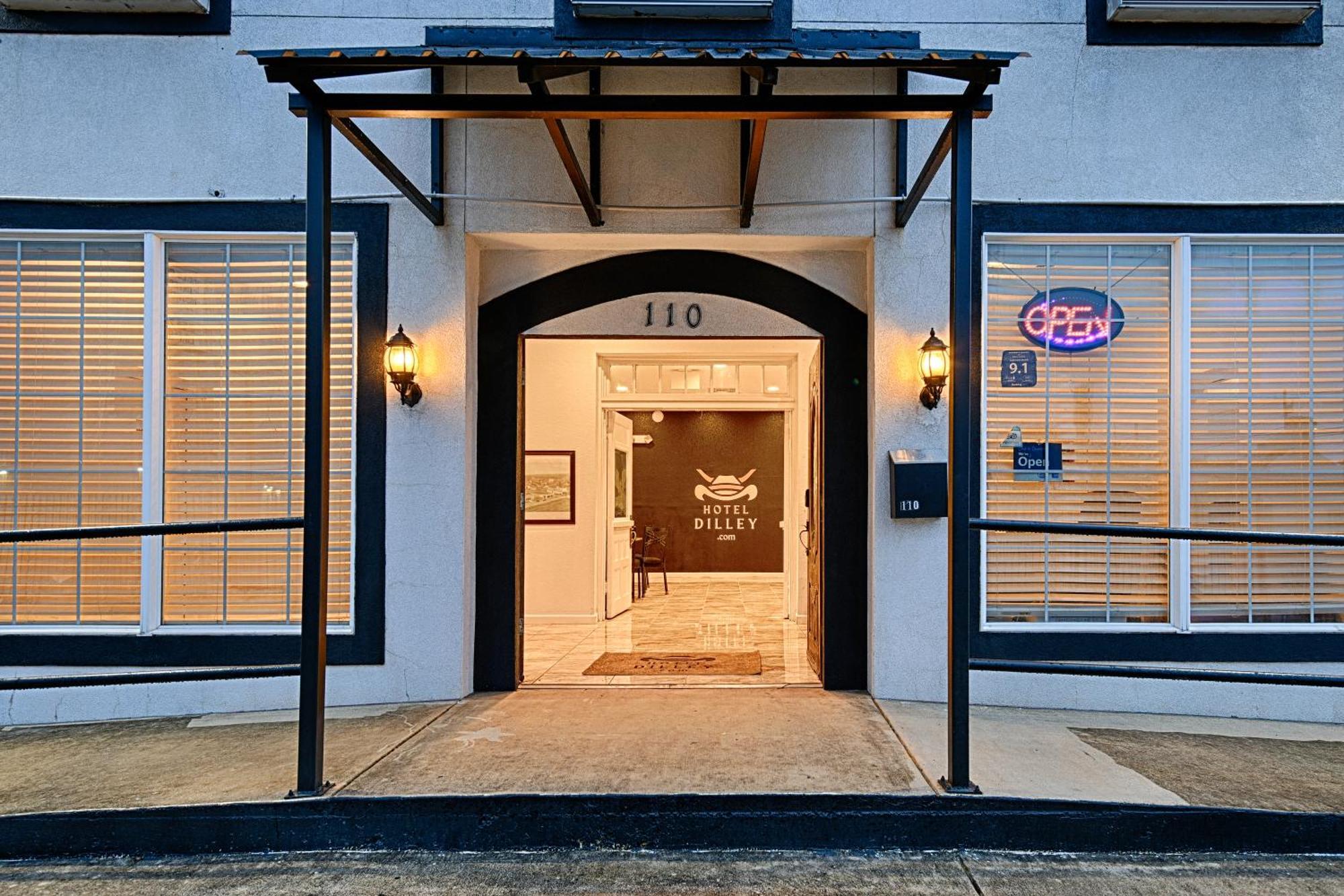 Hotel Dilley Grand Extérieur photo