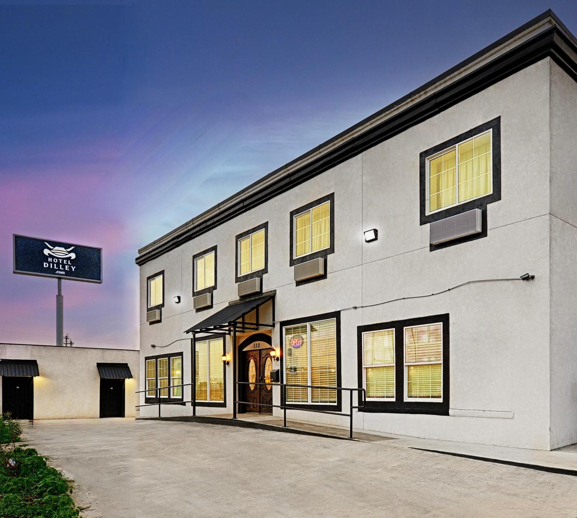 Hotel Dilley Grand Extérieur photo